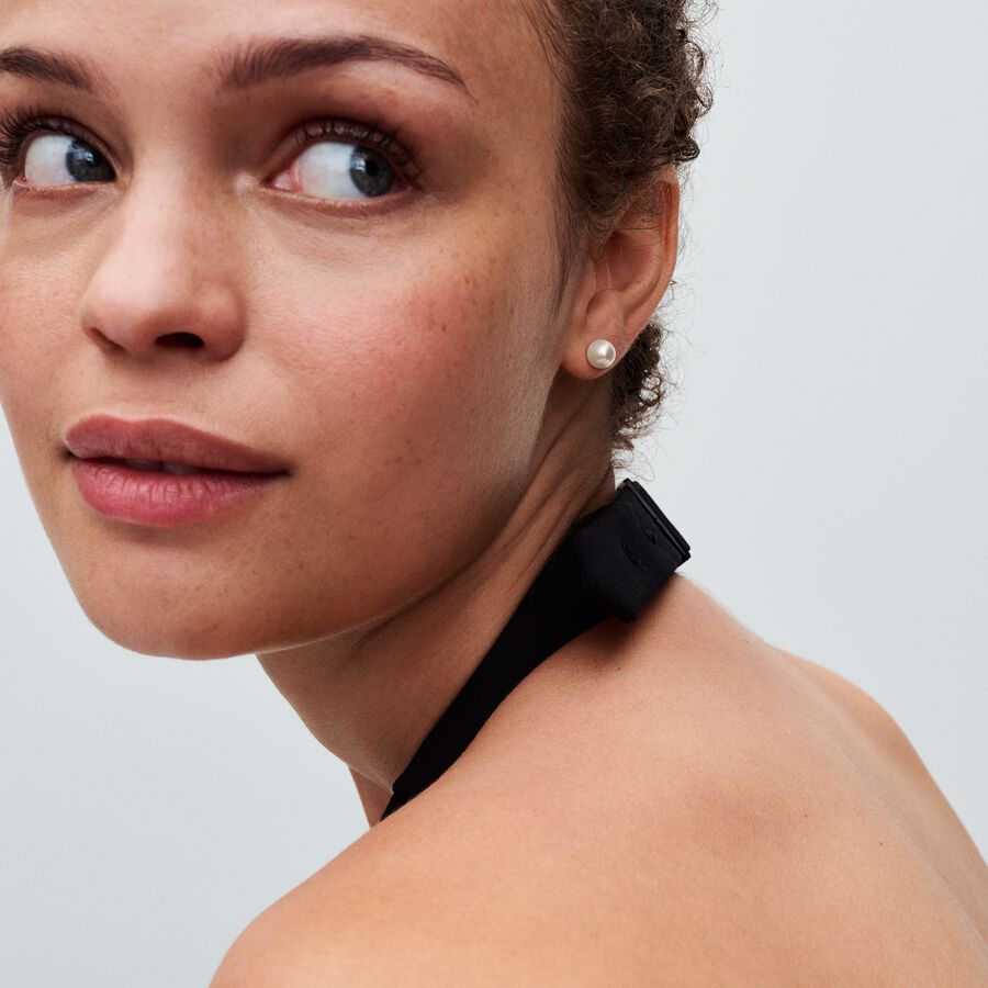 Sterling silver stud earrings with 7 mm white trea