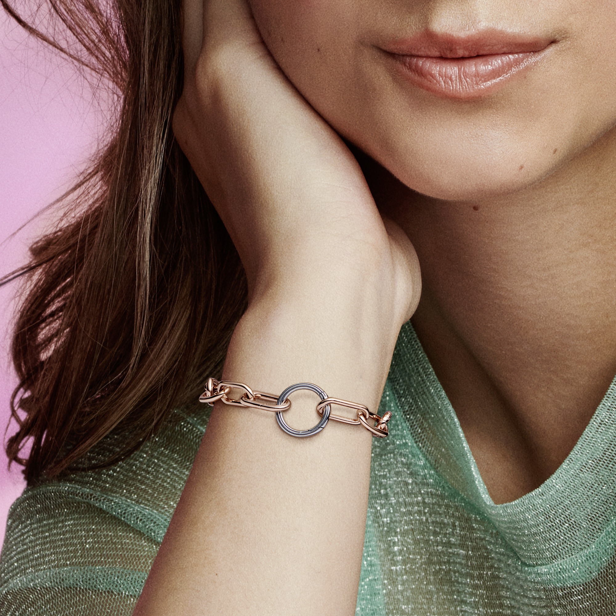 Көйлек астындағы жыныстық белгілер, төменнен фото