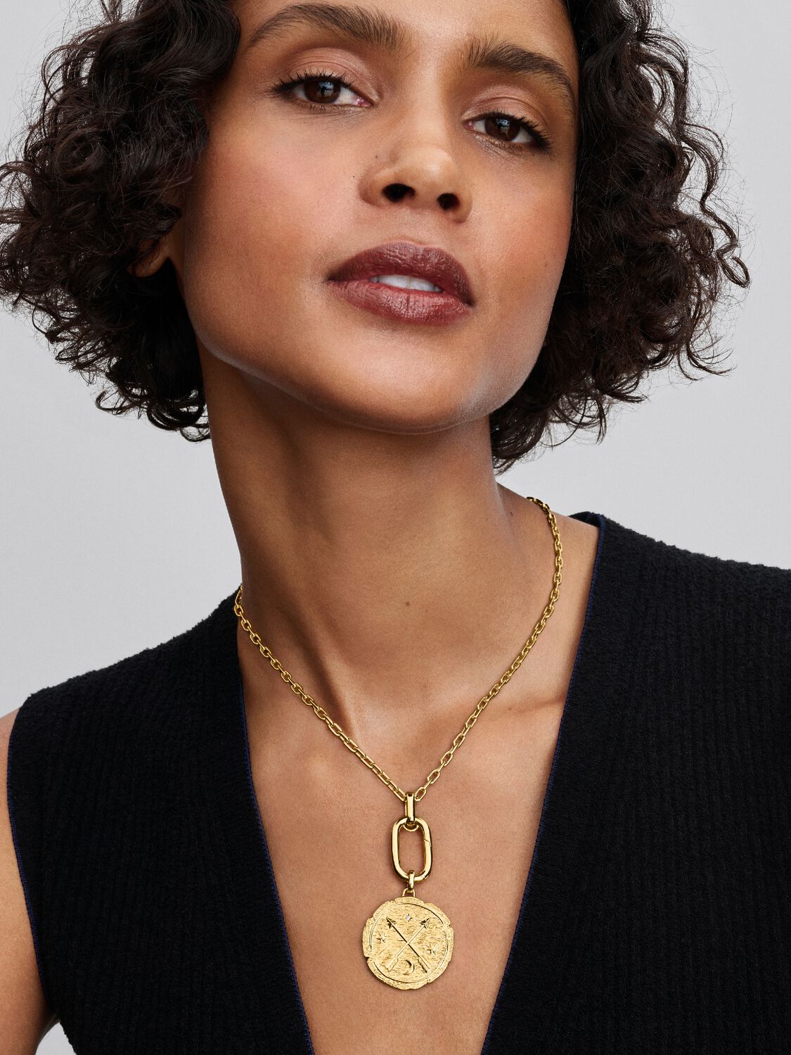 Crossing arrows 14k gold-plated medallion with cle