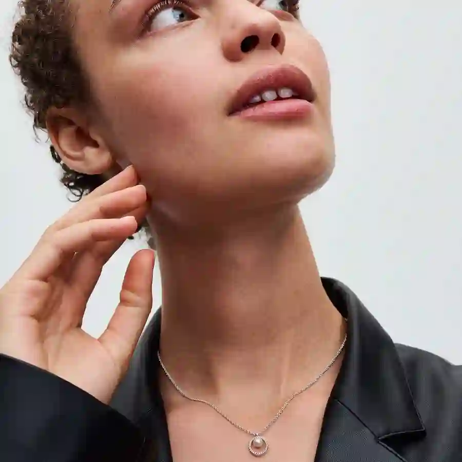 Sterling silver collier with white treated freshwa