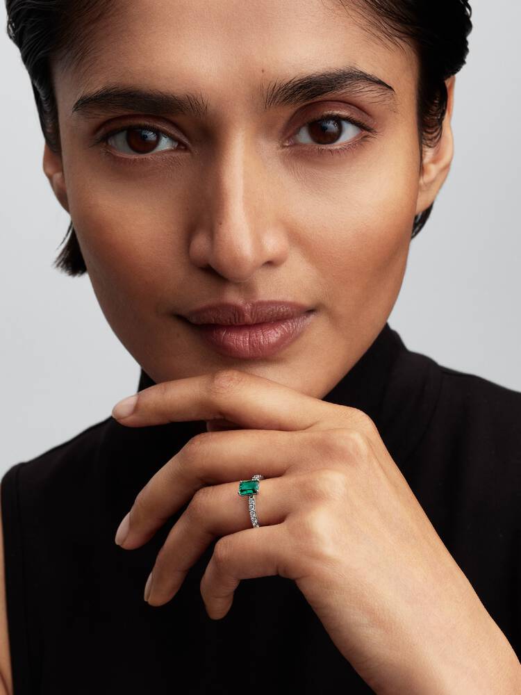 Sterling silver ring with royal green crystal and 