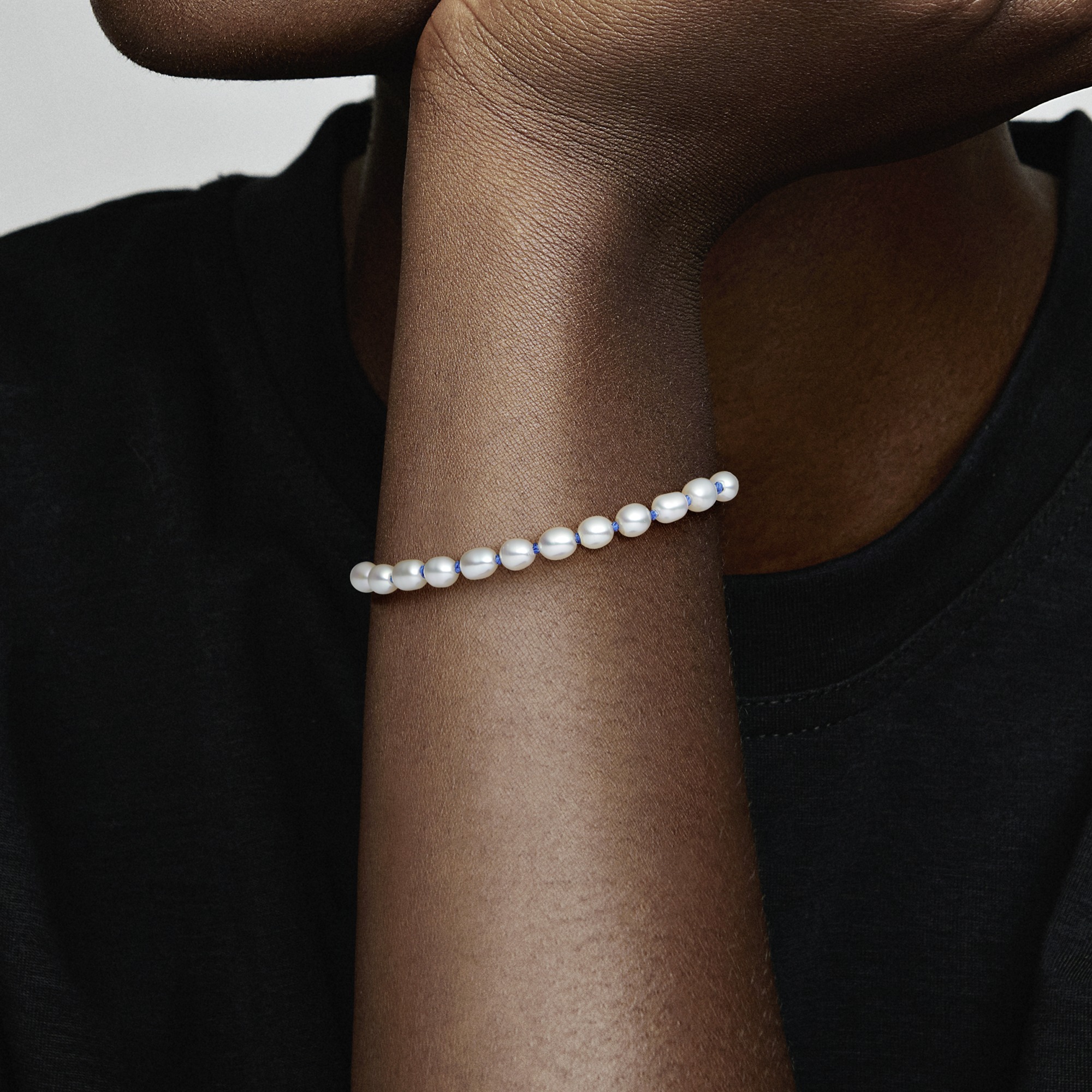 Sterling silver bracelet with white freshwater cultured pearl and blue cord /591689C01-18