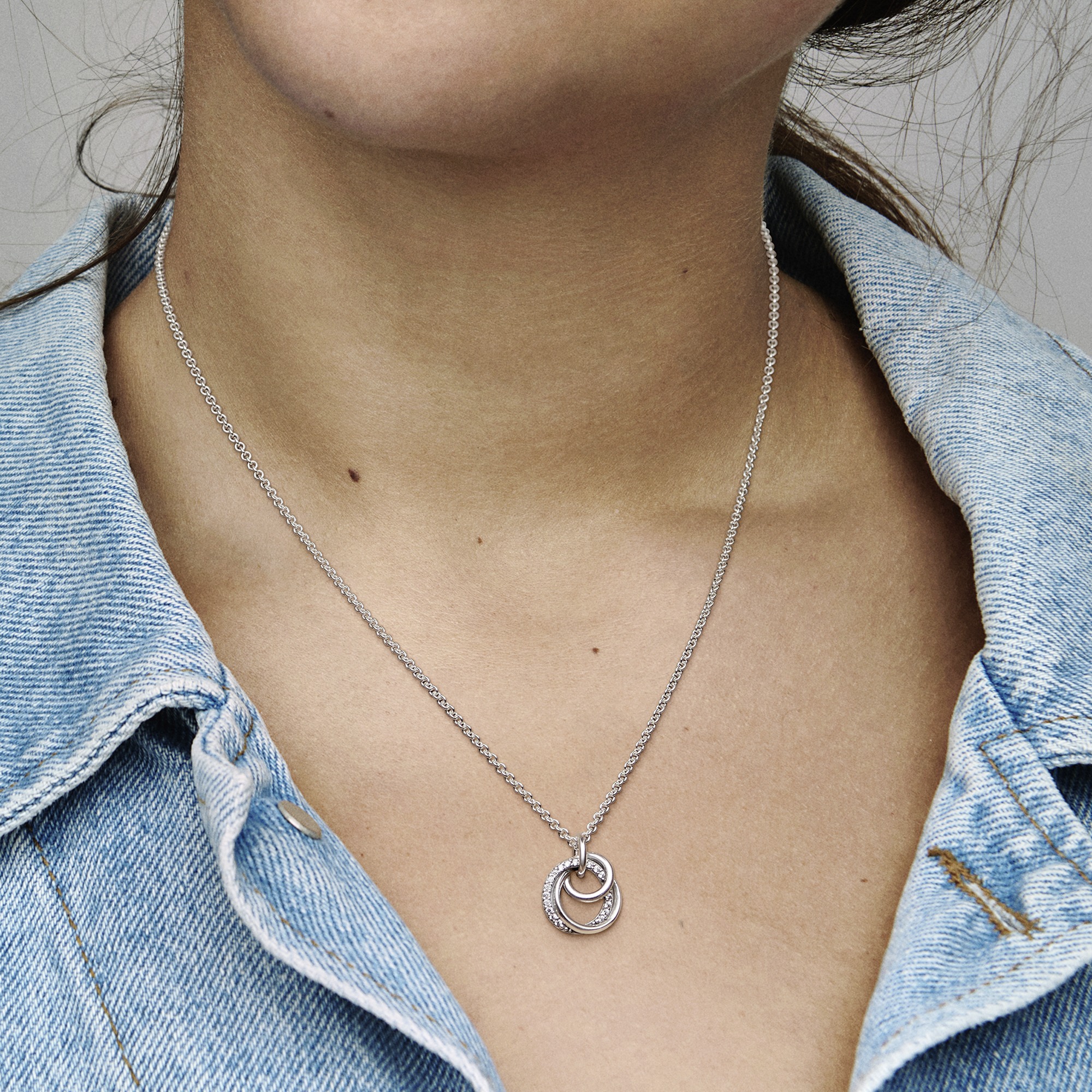 Encircled sterling silver necklace with clear cubi